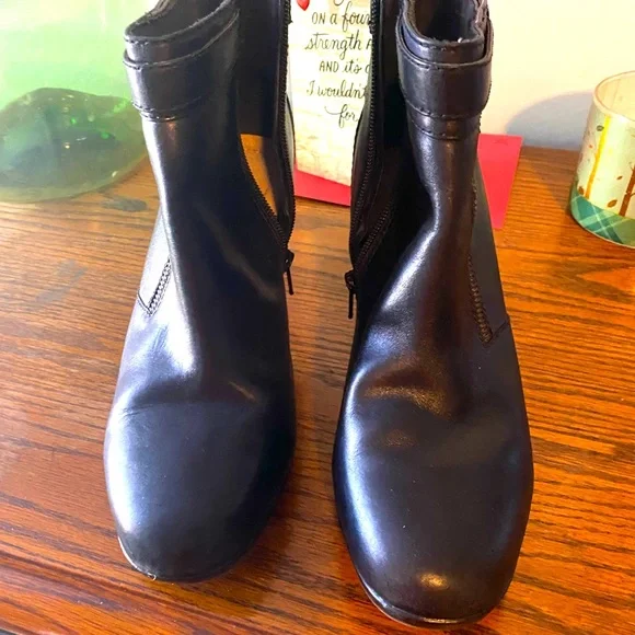 Clark’s Black Leather Ankle Booties Sz 10 - Picture 2 of 6